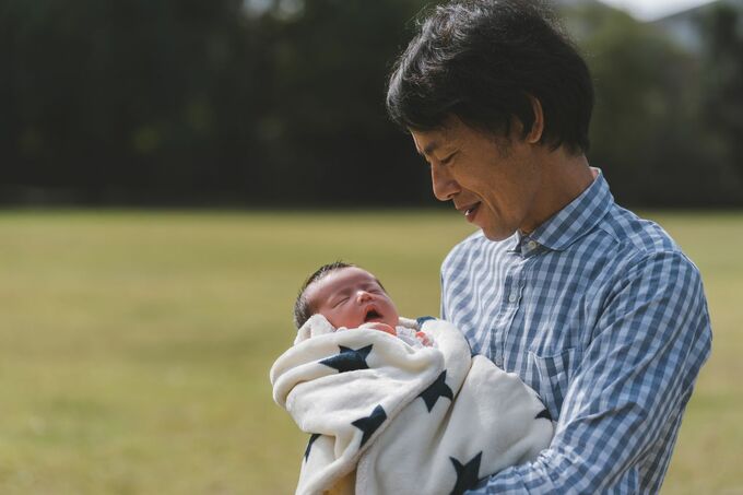 晩婚化で「子どもの教育費」と「自分たちの老後資金」の準備が重なってしまう…そんな悩みを解消する、とっておきの「教育資金の貯め方」【FPが解説】