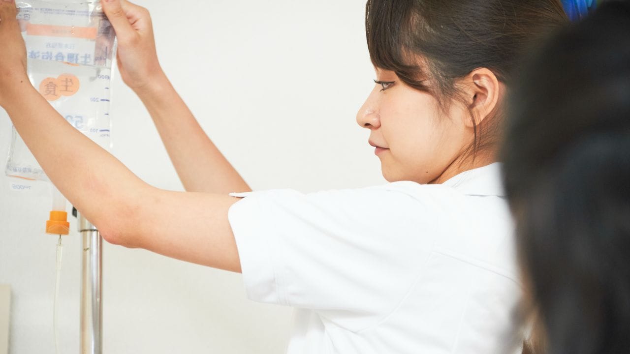 「24時間点滴で栄養を摂る胃腸炎の大学生」と「介助で食事を摂る寝たきりの高齢者」この違いがわかれば納得…“医療”よりも“介護”のほうが安いワケ