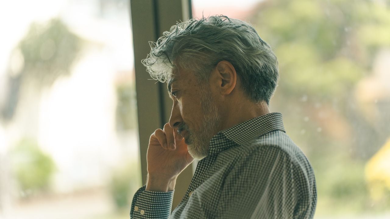 情けなくて、情けなくて…「年金月20万円・70歳」の元教師、180万円で気づいた恥ずかしすぎる過信。警察署の帰りに突き付けられた残酷な現実