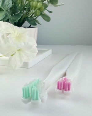 毛先が自然に歯間へ入り込む、逆V字ブラシ形状