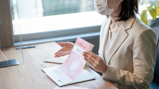 保険の営業に注意！甘い言葉には…どこで契約するのが正解か？