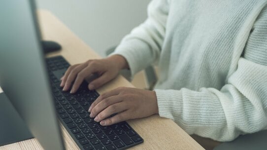 先輩からの優しい指導で追い詰められ…産業医が見た「サービス業」のメンタル不調リスク