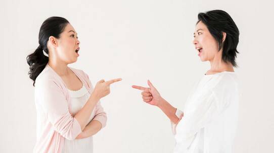 きょうだいの信頼関係も粉々…「コッソリ遺言書を残す」親の罪
