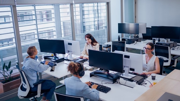 働き者なのに報われない…労働生産性がOECD38カ国中30位に沈む日本、その背景と課題【東京大学名誉教授が解説】