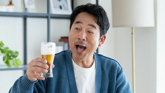 昼過ぎに起きて、ビール片手に映画鑑賞…〈退職金3,000万円〉提示に早期リタイアを即決した51歳独身男性の「自由すぎる毎日」