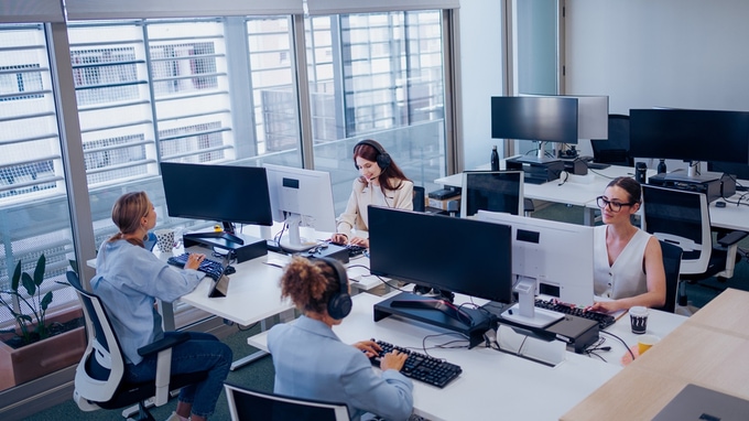 働き者なのに報われない…労働生産性がOECD38カ国中30位に沈む日本、その背景と課題【東京大学名誉教授が解説】