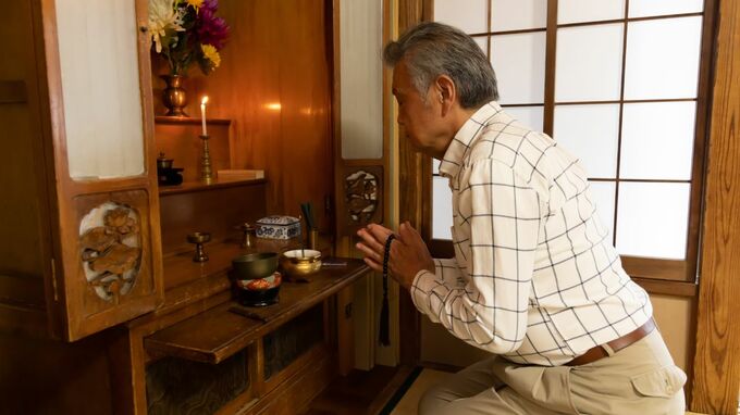 「母さん、裏切ってすまない…」亡き妻の写真に手を合わせる71歳父の落胆。〈年金16万円〉〈資産1,700万円〉真面目な父が、孤独の中で失った「40万円と自尊心」