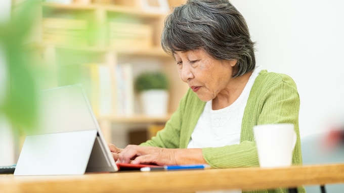 認知症の父名義の実家、子ども名義にすれば売却容易と聞き…ネットを見ながらポチポチ登記申請→いきなり直面した「多額の贈与税」と「刑事罰リスク」の大問題【司法書士が警告】