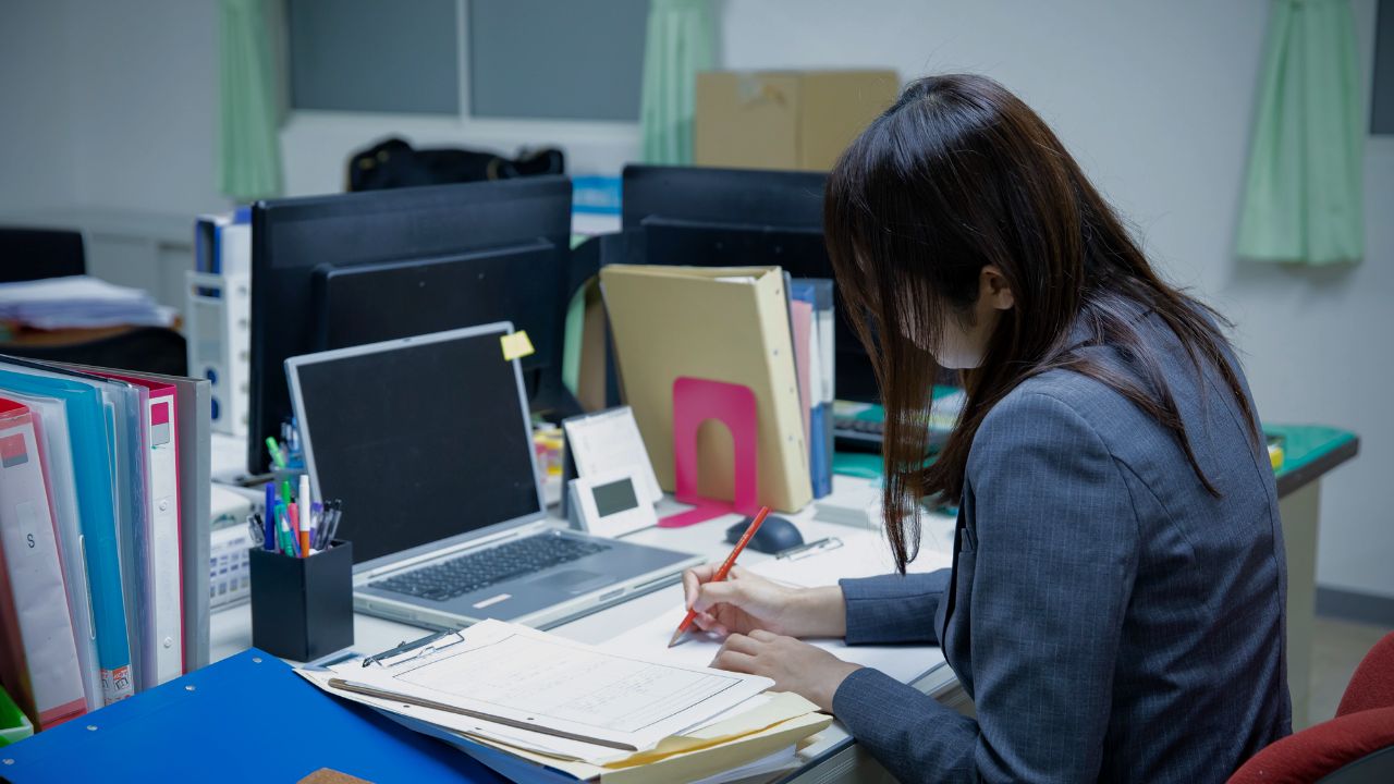 「赤ペンで丸をつける手が震えました」テストの採点・行事企画・保護者対応、真面目過ぎた25歳中学校教師。毎日職員室に最後まで残っていたが…バス通勤中に救急搬送、学校に行けなくなった日