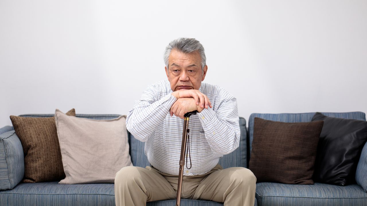 年金月18万円でもムリ。77歳・元国家公務員「米5キロ4,500円」に悩む日々…〈貯金2,000万円〉の慢心が招いた誤算