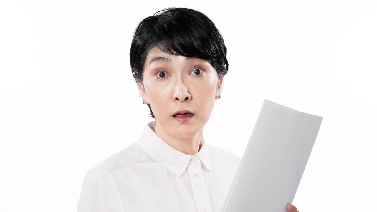 全部ウソだったの…〈年金月17万円〉68歳元公務員夫、急逝。遺品整理で見つけた複数の借用書「計1,000万円」に65歳妻、絶句