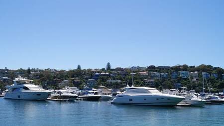 高級クルーザーが停泊するマリーナのイメージ ※出所：PIXTA