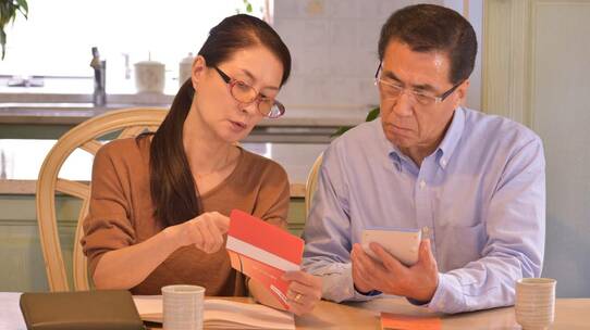 年金31万円夫婦、余裕のはずが〈想定外の出費ループ〉に戦慄…「老親・自宅・子どもに、まだお金が必要だなんて」
