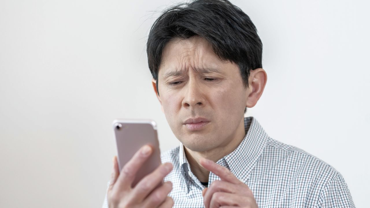 父さん、こんなこと知りたくなかったよ…享年69、突然死した父のスマホにパスコードを入力。41歳息子が見てしまった「驚愕の事実」