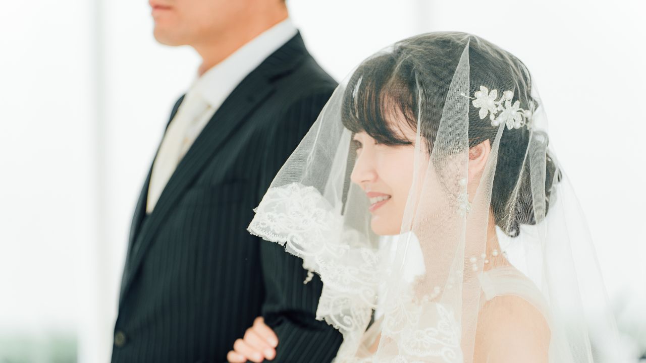 さすがに早いって…役職定年・収入ダウン直後の慶事「次女の結婚」、お祝い100万円を送金した55歳銀行員父。半年後、実家へ神妙な面持ちで帰ってきた「次女の一言」に、もはや笑わずにはいられなかったワケ