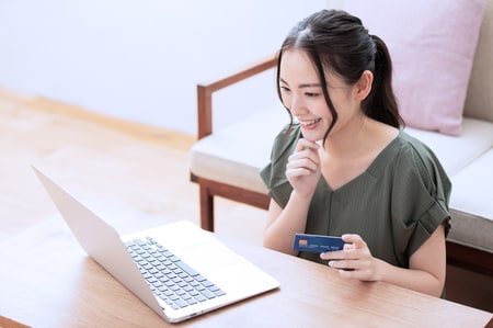 クレジットカードを持っている女性