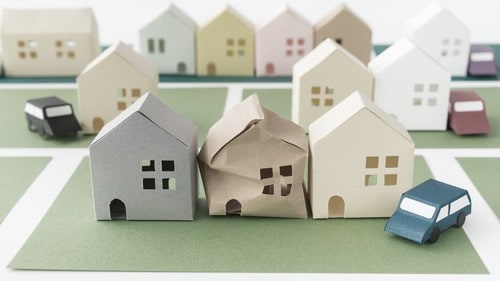 放置された所有者不明の土地がいろいろな問題を引き起こす。