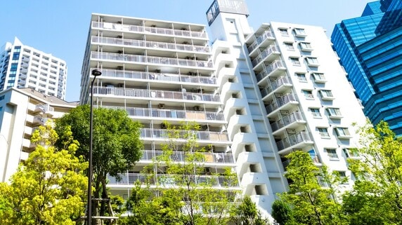 増税に次ぐ増税で手取り額減少…会社員の資産形成、不動産投資はありか?