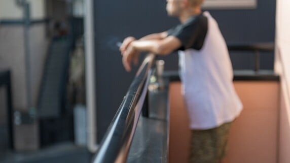 「なんでマンション買わないの？」〈年収450万円・資産7,500万円〉の48歳独身男性が、家賃6万円のアパートに暮らす理由