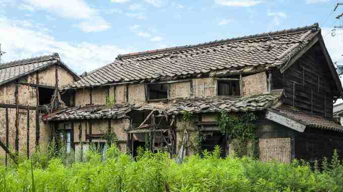 50代以上は要注意…相続した空き家の屋根瓦が「強風で吹き飛ばされて損害賠償」そんな事態を防ぐには？