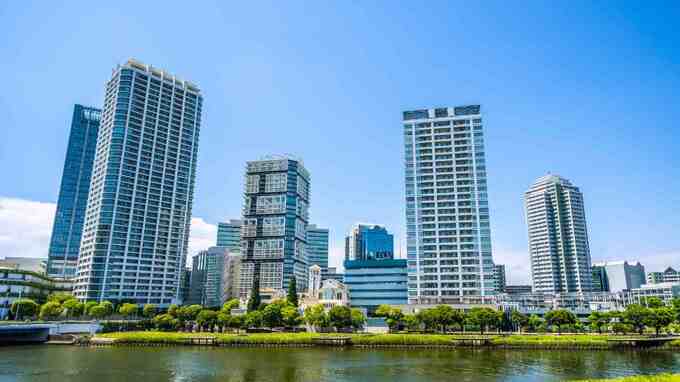 「このまま住み続けられない…」〈年金月28万円〉70代夫婦、憧れのタワマン老後で直面した“想定外の負担”