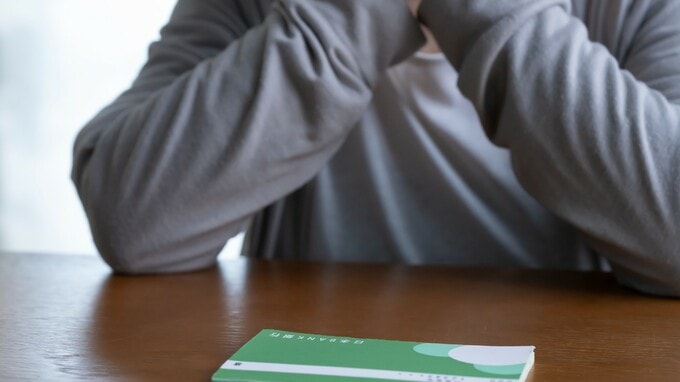 葬儀もまともに出せませんでした…年金月27万円・貯金3,000万円だった夫婦。夫急逝後、通帳に残った〈衝撃の残高〉