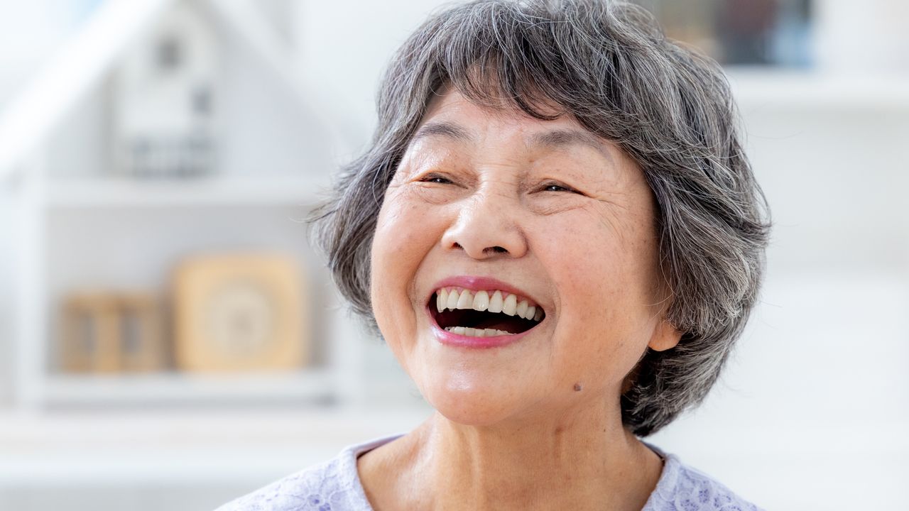 「毎月、貯金は減ってます」〈年金月12万円〉75歳女性、残高500万円の貯金通帳を眺めて微笑んだワケ