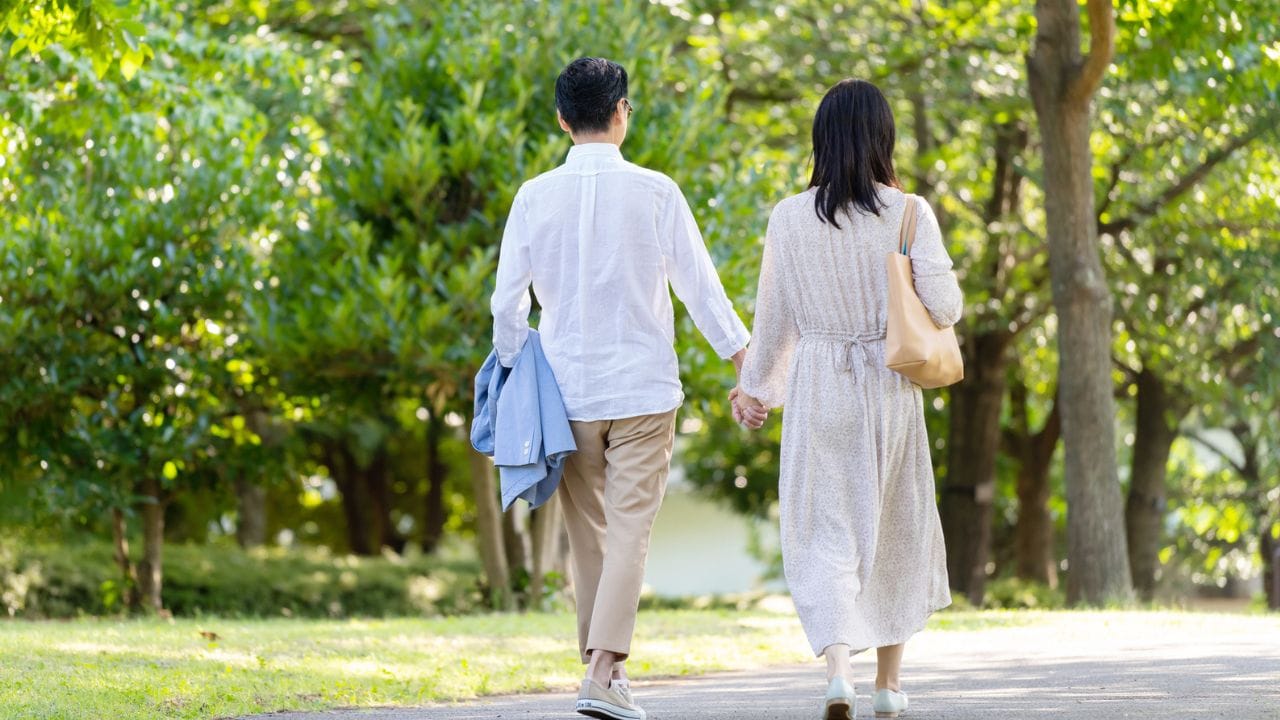 「休日は近所の公園を散歩するだけ」質素な生活で〈資産1億円〉達成。〈世帯年収1,400万円〉40代夫婦、定年を待たず50代で叶えたい「まさかの老後計画」