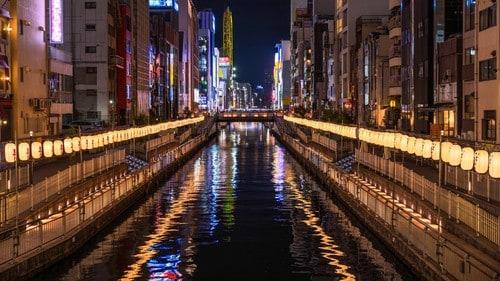 新しい劇団の「松竹新喜劇」は道頓堀の中座で旗揚げ公演を行ったという。（※写真はイメージです／PIXTA）