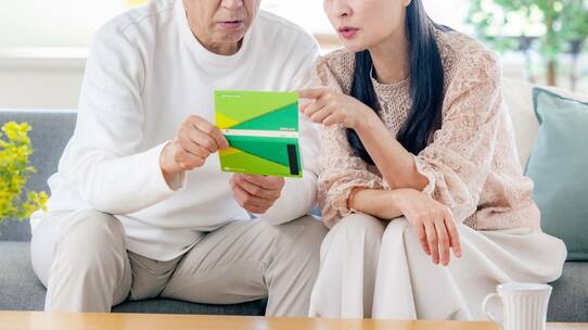 株なんて買うんじゃなかった…〈年金月35万円〉〈貯金7,000万円〉60代・アッパーミドル夫婦。定年後わずか3年で「口座から4,000万円が消えた」ワケ