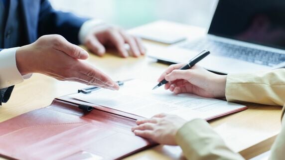 「生前贈与」か「相続」か。税理士が教える、不動産を使った「資産承継」の最適解と税務リスク