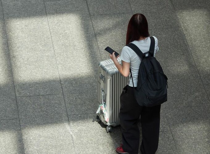 「もう二度と会えなくていい」…手取り28万円・32歳女性がスーツケース片手に実家を飛び出した日。きっかけは66歳母の「背筋の凍る一言」