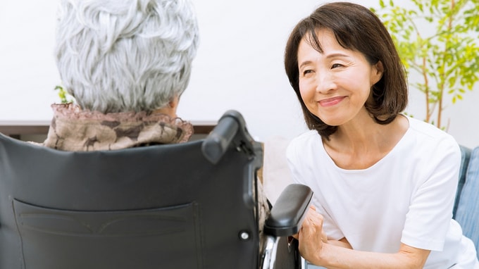 母のリハビリを担当する男性理学療法士に「80代の父」が嫉妬…“介護保険”アンケートでみえた「親の介護」の実態