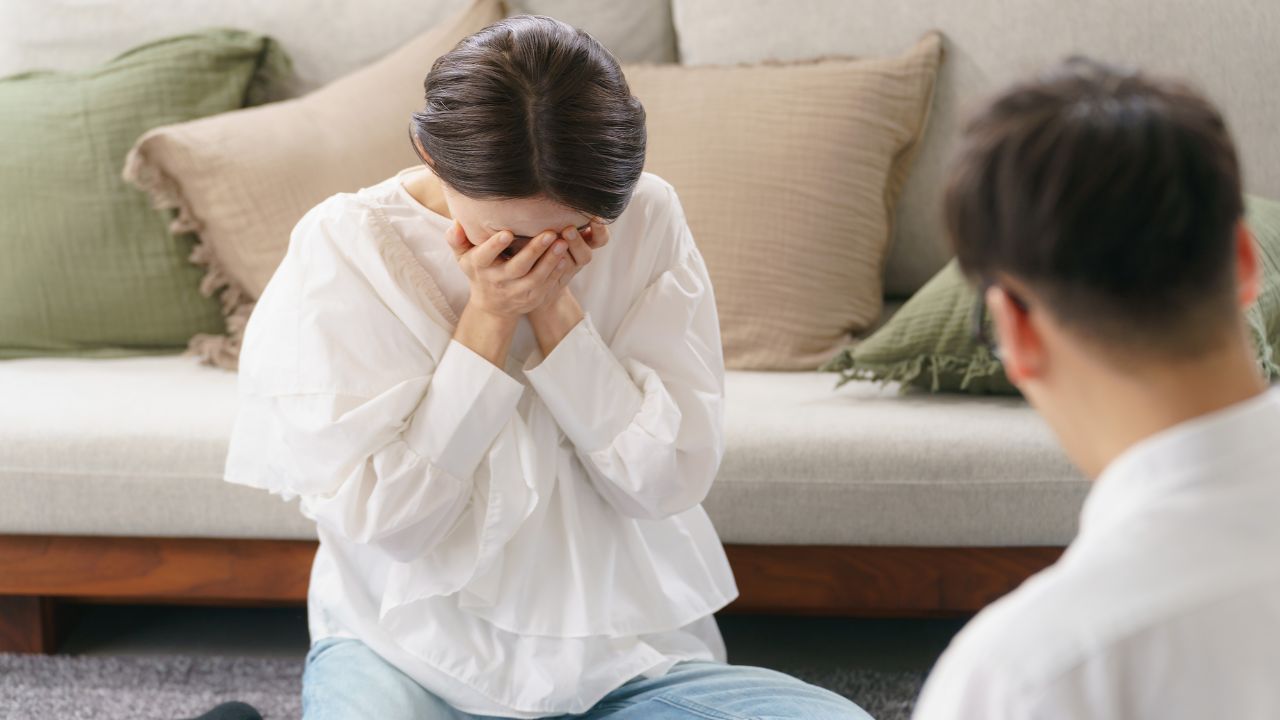 だって、寂しかったから…〈年収850万円〉九州に単身赴任の52歳夫。3ヵ月ぶりの帰宅で目撃した、50歳妻「夫の知らない別の顔」に絶句