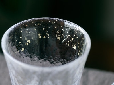 グラスと盃には金箔があしらわれています