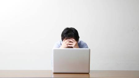 こんなことになるなんて…（※写真はイメージです／PIXTA)