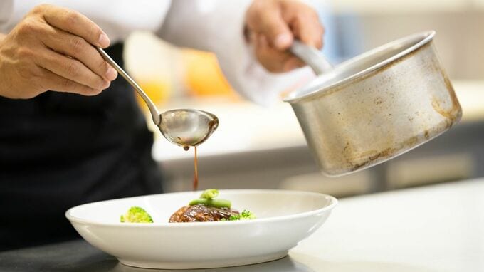 〈退職金1,000万円〉で起業した60歳男性の末路。自宅を改装して開いたハンバーグ店に「味が違う」「1時間待たされた」とSNS批評、閑古鳥が鳴く毎日に絶望【FPが解説】