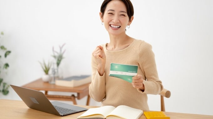 〈月額1万7,920円〉の国民年金保険料…負担を少しでも減らす、「割引」を受けてお得に支払う手順【FPが「年金の前納制度」を解説】