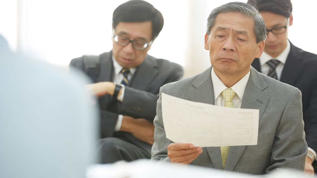 「退職金1,000万円上乗せしますよ」につられて…〈月収60万円〉55歳サラリーマンが早期退職。「ラッキーだったな」とほくそ笑むも、ハローワークで見る地獄