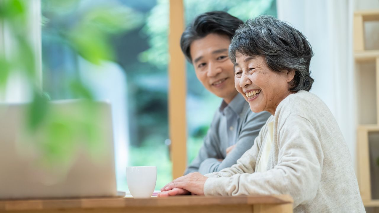 実は、毎月30万円、振り込まれてるの…〈年金月7万円〉で質素に暮らす77歳母の告白。実家を訪れた50歳息子が知った〈母の意外すぎる正体〉に仰天