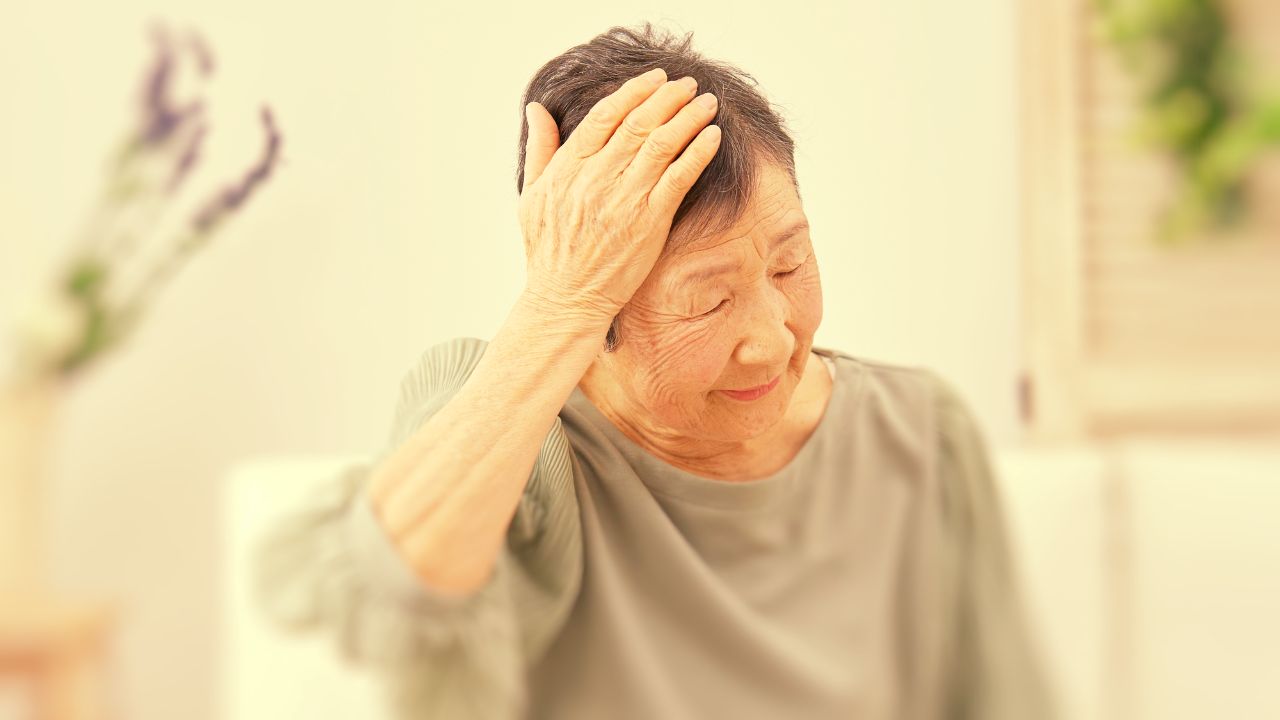 助けて!実家で暮らす〈年金月15万円〉79歳母の悲鳴…駆けつけた55歳息子が目にした「想像を超える惨状」
