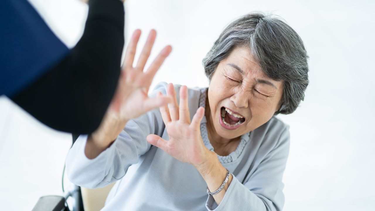 痛い！やめて！「老人ホーム入居の83歳母」の悲鳴…駆けつけた50歳娘が目撃した衝撃の光景【増加する高齢者虐待の実態】