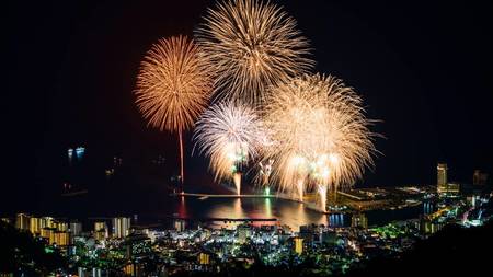 多くの観光客を呼び込んでいる、花火大会／PIXTA
