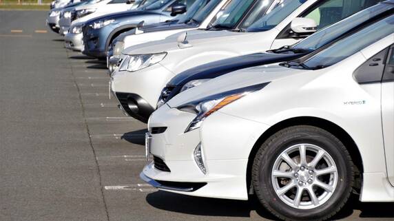 【11年ぶり】マイカー通勤手当の非課税限度額引き上げへ…最大7,100円増額で2025年4月1日から遡及適用、駐車場代追加案も浮上