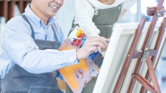 年金月28万円・貯金4,800万円、〈カルチャースクールとグルメ旅の日々〉を謳歌する60代夫婦。平穏を揺るがせた「まさかのLINE」