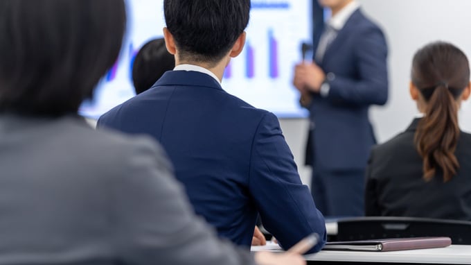 目標に向かって最短ルートで突き進むために「毎日日報を書いて、ノートパソコンに貼る」という方法の効果