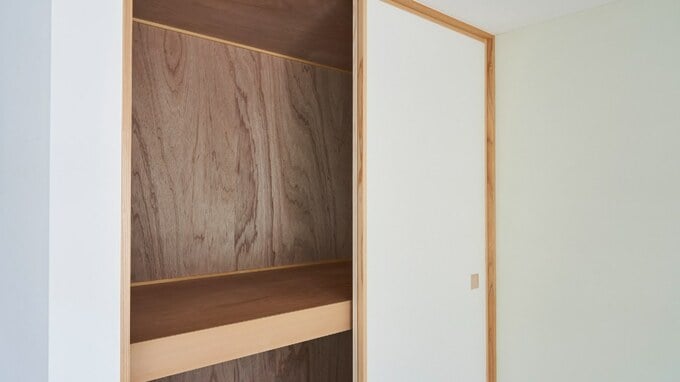 「仕送りはいらない」75歳父からの最後の連絡。“毎月4万円”を送っていた50歳息子が押し入れで見つけた〈予想外の現金〉