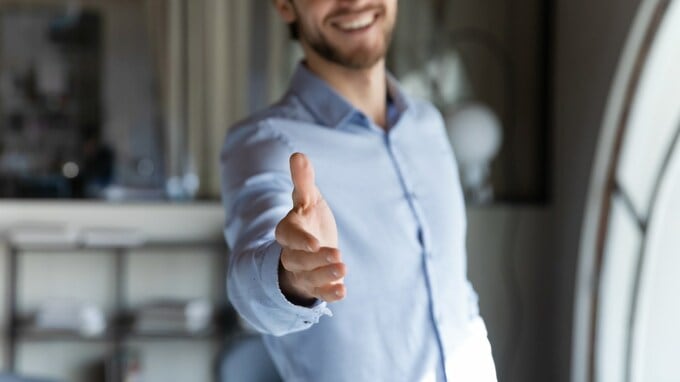 「こちらはジョニー。またの名をビッグ・ジョン」――ちょっと言ってみたい〈ネイティブにスッと伝わる英語表現〉2選