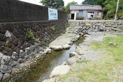 日本一短い「ぶつぶつ川」。