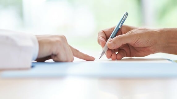 クリニック経営を左右する「採用」「退職」のトラブル…雇用契約書で押さえておくべき「重要ポイント」とは？【弁護士が解説】